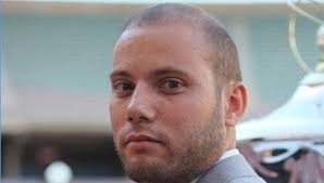  حسين جنيح يقدم هدية لرئيس النجم الجديد